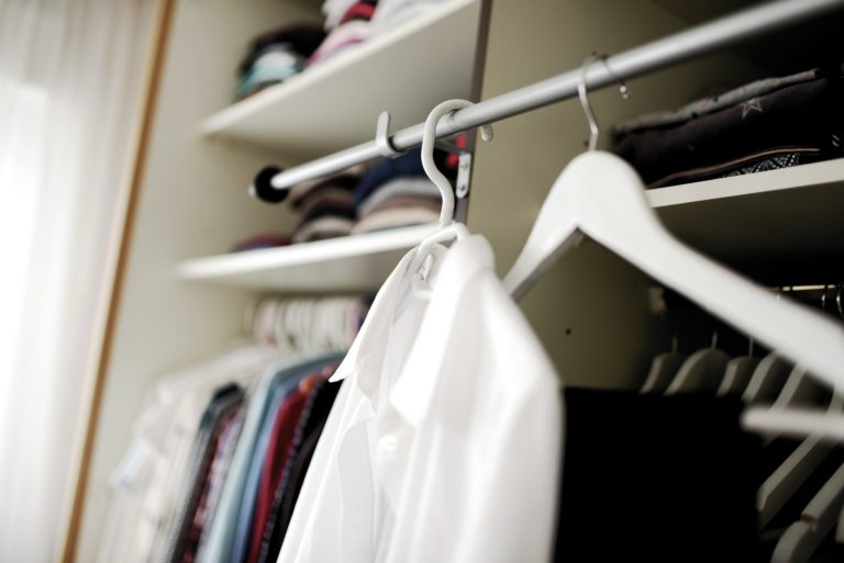 הארון תמיד מבולגן? הינה כמה טיפים שיעזרו לכם לשמור על ארון מסודר ובגדים ללא קמטים.